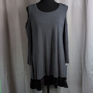 Cut loose Gray and Black Tunic Top. Medium. New